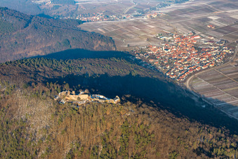 Vue aérienne de Ruines du château de Madenburg vues du sud à Eschbach dans le département Rhénanie-Palatinat, Allemagne