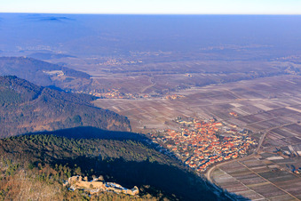 Vue aérienne de Ruines du château de Madenburg en hiver depuis le sud à Eschbach dans le département Rhénanie-Palatinat, Allemagne
