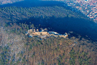 Vue aérienne de Ruines du château de Madenburg en hiver depuis le sud à Eschbach dans le département Rhénanie-Palatinat, Allemagne