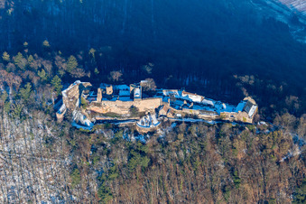 Photographie aérienne de Ruines du château de Madenburg en hiver depuis le sud à Eschbach dans le département Rhénanie-Palatinat, Allemagne