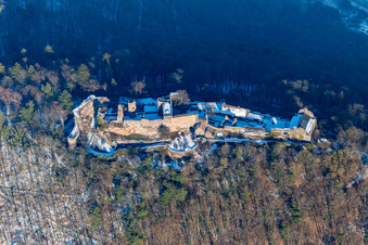 Vue oblique de Ruines du château de Madenburg en hiver depuis le sud à Eschbach dans le département Rhénanie-Palatinat, Allemagne