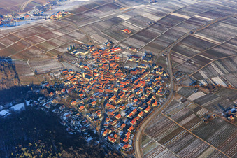 Vue aérienne de Vue d'ensemble du village au bord du Haardt en hiver avec peu de neige du sud à Eschbach dans le département Rhénanie-Palatinat, Allemagne