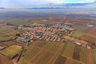 Vue aérienne de Vue d'ensemble du village pendant l'inversion en hiver depuis le sud-est à Impflingen dans le département Rhénanie-Palatinat, Allemagne