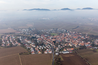 Vue aérienne de Village - vue sous les nuages au bord des champs à le quartier Mörzheim in Landau in der Pfalz dans le département Rhénanie-Palatinat, Allemagne