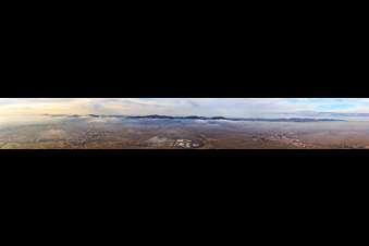 Vue aérienne de Panorama du Haardt de Göcklingen à Landau en hiver avec des nuages bas à Göcklingen dans le département Rhénanie-Palatinat, Allemagne