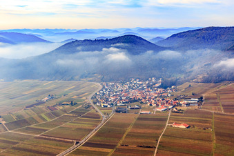 Vue aérienne de Vue du village au bord du Haardt en hiver avec des nuages bas venant de l'est à Eschbach dans le département Rhénanie-Palatinat, Allemagne