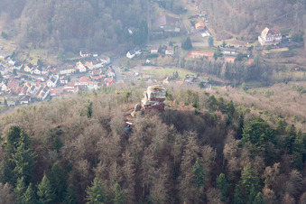 Vue aérienne de Ruines du château d'Anebos à Leinsweiler dans le département Rhénanie-Palatinat, Allemagne