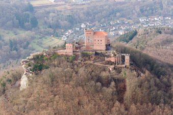Vue d'oiseau de Château de Trifels à Annweiler am Trifels dans le département Rhénanie-Palatinat, Allemagne