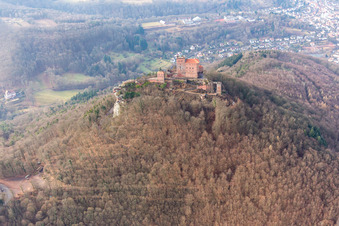 Château de Trifels à Annweiler am Trifels dans le département Rhénanie-Palatinat, Allemagne vue du ciel