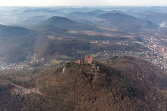 Enregistrement par drone de Château de Trifels à Annweiler am Trifels dans le département Rhénanie-Palatinat, Allemagne