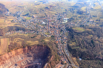 Vue aérienne de Queichtal en hiver depuis l'ouest avec carrière Albersweiler de la Basalt-Actien-Gesellschaft à Albersweiler dans le département Rhénanie-Palatinat, Allemagne