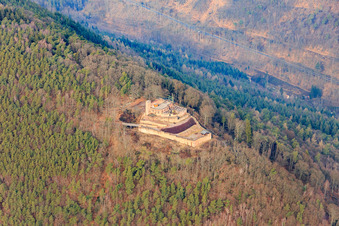Vue aérienne de Ruines du château et restaurant de montagne Rietburg en hiver sans neige à Rhodt unter Rietburg dans le département Rhénanie-Palatinat, Allemagne