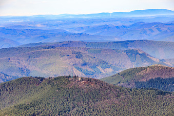 Vue aérienne de Station de radio Weinbiet et Weinbiethaus en hiver depuis le sud à le quartier Haardt in Neustadt an der Weinstraße dans le département Rhénanie-Palatinat, Allemagne