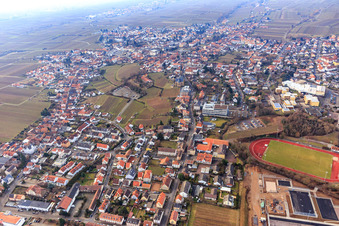 Vue aérienne de Luitpoldstraße Klosterstraße et Weinstraßenstadion à Edenkoben dans le département Rhénanie-Palatinat, Allemagne