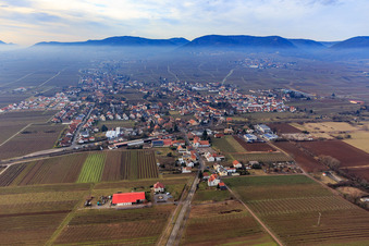 Vue aérienne de Vue de la ville en hiver pendant l'inversion depuis l'est à Edesheim dans le département Rhénanie-Palatinat, Allemagne