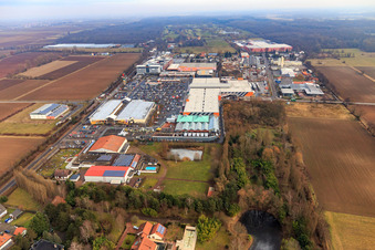 Vue aérienne de Zone industrielle Bornheim en hiver avec centre de loisirs Bornheim et quincaillerie Hornbach à l'ouest à Bornheim dans le département Rhénanie-Palatinat, Allemagne