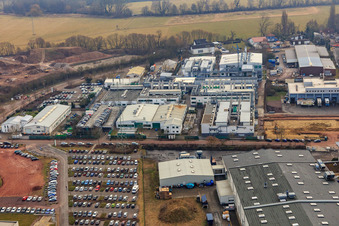 Vue aérienne de Zone industrielle de Landau Est vue du nord avec APL Automobil-Prüftechnik Landau GmbH à Landau in der Pfalz dans le département Rhénanie-Palatinat, Allemagne