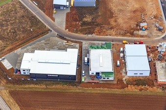 Vue aérienne de Parc industriel W II avec HELLMANN Kunststoff- & Metallgrosshandel GmbH, menuiserie Karsten Kremel et plafonds tendus PLAMECO dans le Palatinat du Sud à Herxheim bei Landau dans le département Rhénanie-Palatinat, Allemagne