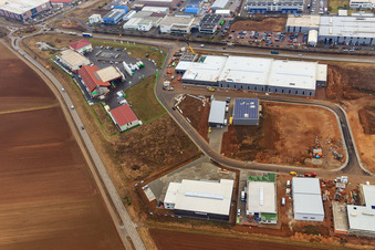 Vue aérienne de Parc industriel W II avec HELLMANN Kunststoff- & Metallgrosshandel GmbH, menuiserie Karsten Kremel, plafonds tendus PLAMECO Palatinat du Sud, emballages transparents Weber GmbH et Raiffeisen Agrarhandel Pfalz GmbH (Herxheim) à Herxheim bei Landau dans le département Rhénanie-Palatinat, Allemagne