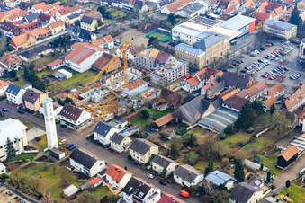 Vue oblique de Nouveau chantier de construction de bâtiments commerciaux après démolition entre Marktstr- et Goetherstr à Kandel dans le département Rhénanie-Palatinat, Allemagne