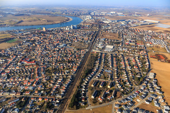 Vue aérienne de Vue de la ville sur les rives du Rhin avec la ligne de chemin de fer du sud à Gernsheim dans le département Hesse, Allemagne