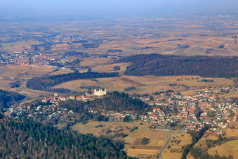 Vue aérienne de Vue de la ville depuis le sud-ouest avec le château de Lichtenberg à le quartier Niedernhausen in Fischbachtal dans le département Hesse, Allemagne