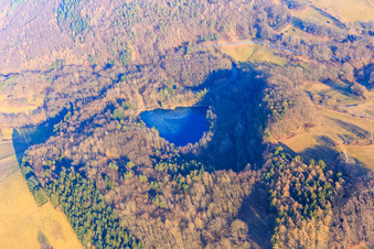 Vue oblique de Lac de carrière à Fischbachtal à le quartier Meßbach in Fischbachtal dans le département Hesse, Allemagne