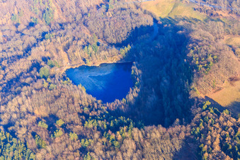 Lac de carrière à Fischbachtal à le quartier Meßbach in Fischbachtal dans le département Hesse, Allemagne d'en haut