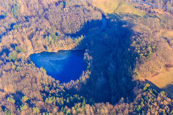 Lac de carrière à Fischbachtal à le quartier Meßbach in Fischbachtal dans le département Hesse, Allemagne hors des airs