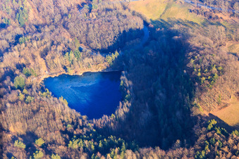 Lac de carrière à Fischbachtal à le quartier Meßbach in Fischbachtal dans le département Hesse, Allemagne vue d'en haut