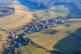 Vue aérienne de Vue du village dans le Meßbachtal de l'Odenwald depuis le nord-ouest à le quartier Meßbach in Fischbachtal dans le département Hesse, Allemagne