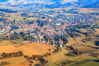 Vue aérienne de Vue de la ville depuis l'ouest à Fränkisch-Crumbach dans le département Hesse, Allemagne