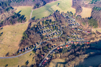 Vue aérienne de Complexe de maisons de vacances Formbach (Odenwald) à le quartier Unter-Ostern in Reichelsheim dans le département Hesse, Allemagne