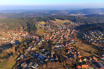 Vue aérienne de Vue de l'Odenwald depuis l'ouest à le quartier Hammelbach in Grasellenbach dans le département Hesse, Allemagne