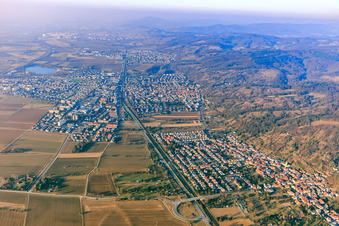 Vue aérienne de Vue de la ville en bordure de l'Odenwald entre l'A5, la voie ferrée et la B3 depuis le sud à Hemsbach dans le département Bade-Wurtemberg, Allemagne