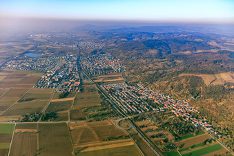 Vue aérienne de Vue de la ville en bordure de l'Odenwald entre l'A5, la voie ferrée et la B3 depuis le sud à Hemsbach dans le département Bade-Wurtemberg, Allemagne