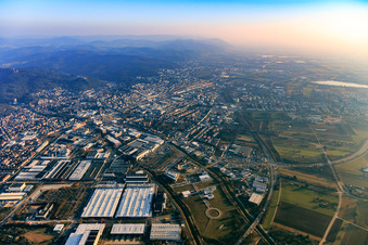 Vue aérienne de Vue de la ville en bordure de l'Odenwald entre l'A5, la voie ferrée et la B3 depuis le nord à Weinheim dans le département Bade-Wurtemberg, Allemagne