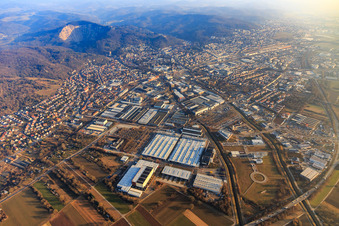 Vue aérienne de Vue de la ville en bordure de l'Odenwald entre la carrière et la zone industrielle (Freudenberg GmbH) depuis le nord à Weinheim dans le département Bade-Wurtemberg, Allemagne