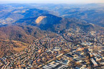 Vue aérienne de Vue de la ville en bordure de l'Odenwald entre la carrière et la zone industrielle (Freudenberg GmbH) depuis le nord à Weinheim dans le département Bade-Wurtemberg, Allemagne