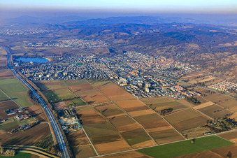 Vue aérienne de Vue de la ville en bordure de l'Odenwald entre l'A5, la voie ferrée et la B3 depuis le sud-ouest à Hemsbach dans le département Bade-Wurtemberg, Allemagne