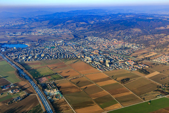 Vue aérienne de Vue de la ville en bordure de l'Odenwald entre l'A5, la voie ferrée et la B3 depuis le sud-ouest à Hemsbach dans le département Bade-Wurtemberg, Allemagne