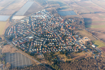 Vue oblique de Vue des rues en forme de fer à cheval et des maisons des quartiers résidentiels à le quartier Hüttenfeld in Lampertheim dans le département Hesse, Allemagne