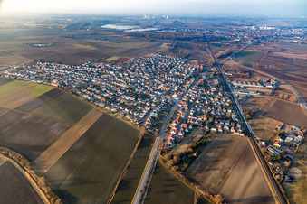 Vue aérienne de Rue de Mannheim à le quartier Bobstadt in Bürstadt dans le département Hesse, Allemagne