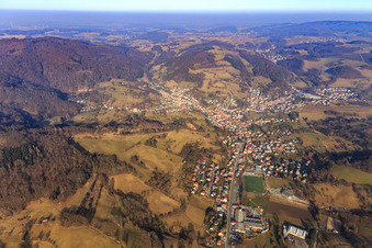 Vue aérienne de Vue de l'Odenwald depuis le sud-ouest à le quartier Reichenbach in Lautertal dans le département Hesse, Allemagne