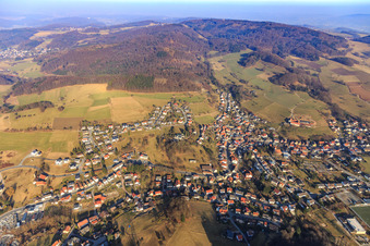 Vue aérienne de Vue de l'Odenwald depuis l'ouest à le quartier Gadernheim in Lautertal dans le département Hesse, Allemagne