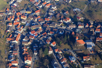 Vue aérienne de Nibelungenstraße au centre du village avec l'église protestante à le quartier Gadernheim in Lautertal dans le département Hesse, Allemagne