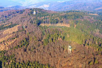 Vue aérienne de Kaiserturm et tour radar Neunkircher Höhe à le quartier Gadernheim in Lautertal dans le département Hesse, Allemagne