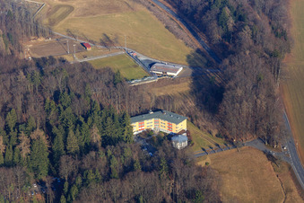Vue aérienne de Bâtiment annexe de l'hôpital Eleonoren-Klinik et terrain de sport de SV Winterkasten à le quartier Winterkasten in Lindenfels dans le département Hesse, Allemagne