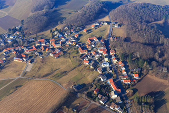 Vue aérienne de Vue du village de l'Odenwald depuis le sud à le quartier Böllstein in Brombachtal dans le département Hesse, Allemagne