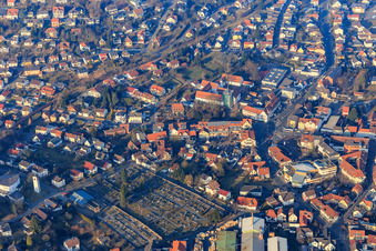 Vue aérienne de Centre-ville et cimetière vus du sud à le quartier Höchst in  Odw. in Höchst im Odenwald dans le département Hesse, Allemagne